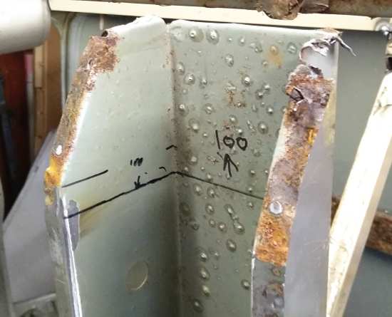 Austin Mini City - rusted floor crossmember flanges.